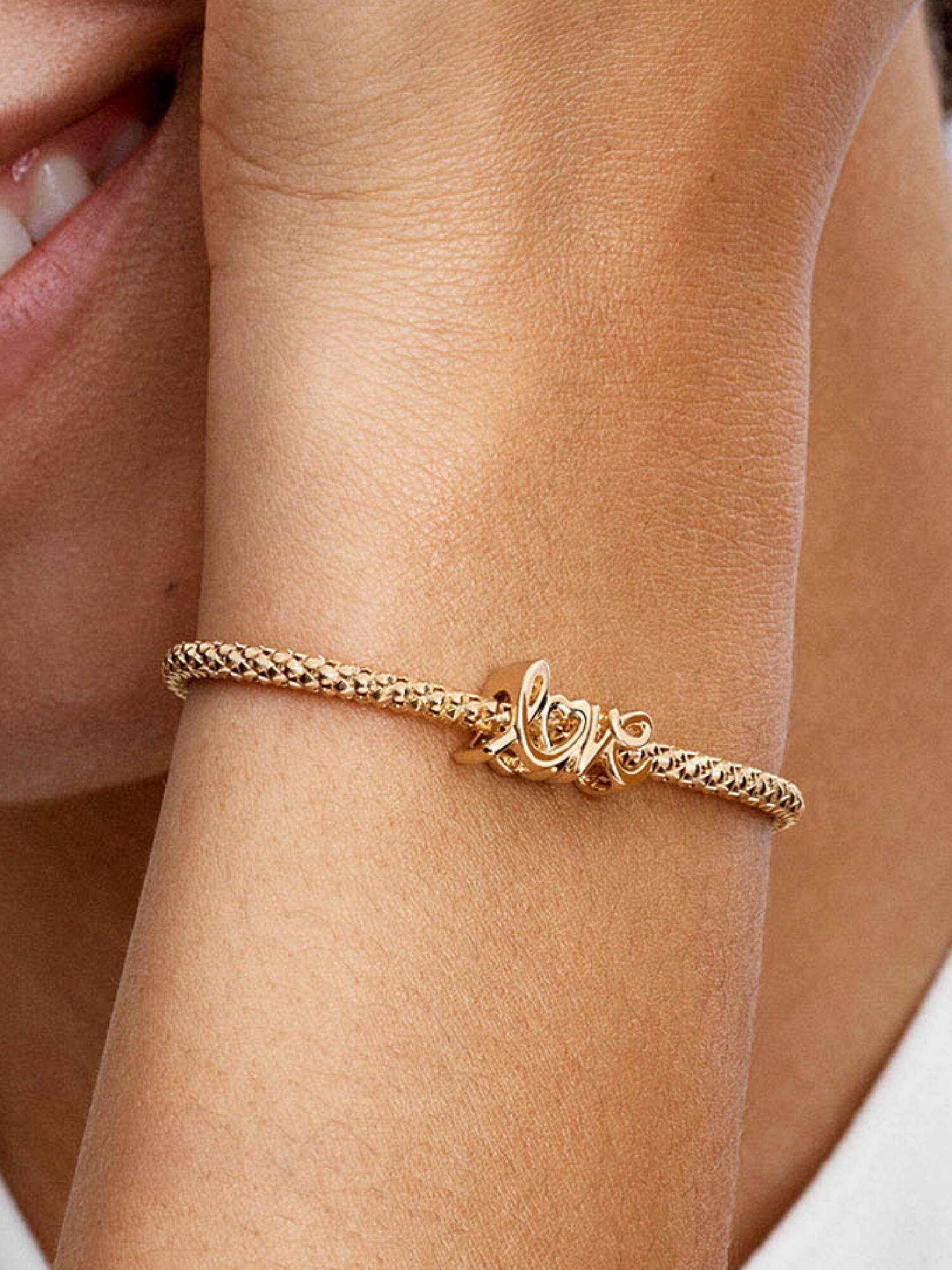Charms w kształcie odręcznego napisu „love”