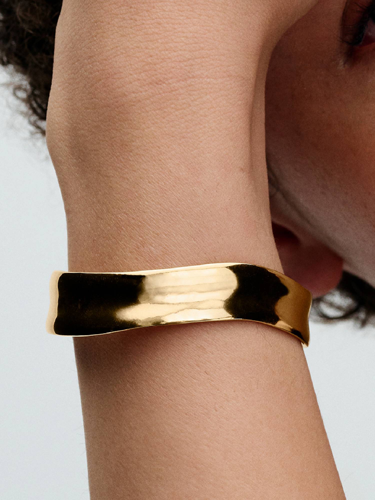 Szeroka otwarta bransoletka bangle o organicznym kształcie