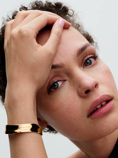 Szeroka otwarta bransoletka bangle o organicznym kształcie