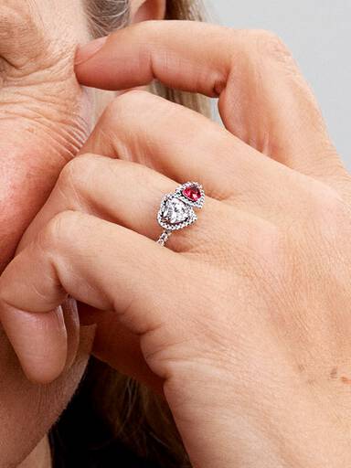Pierścionek z sercami w lśniącej obwódce