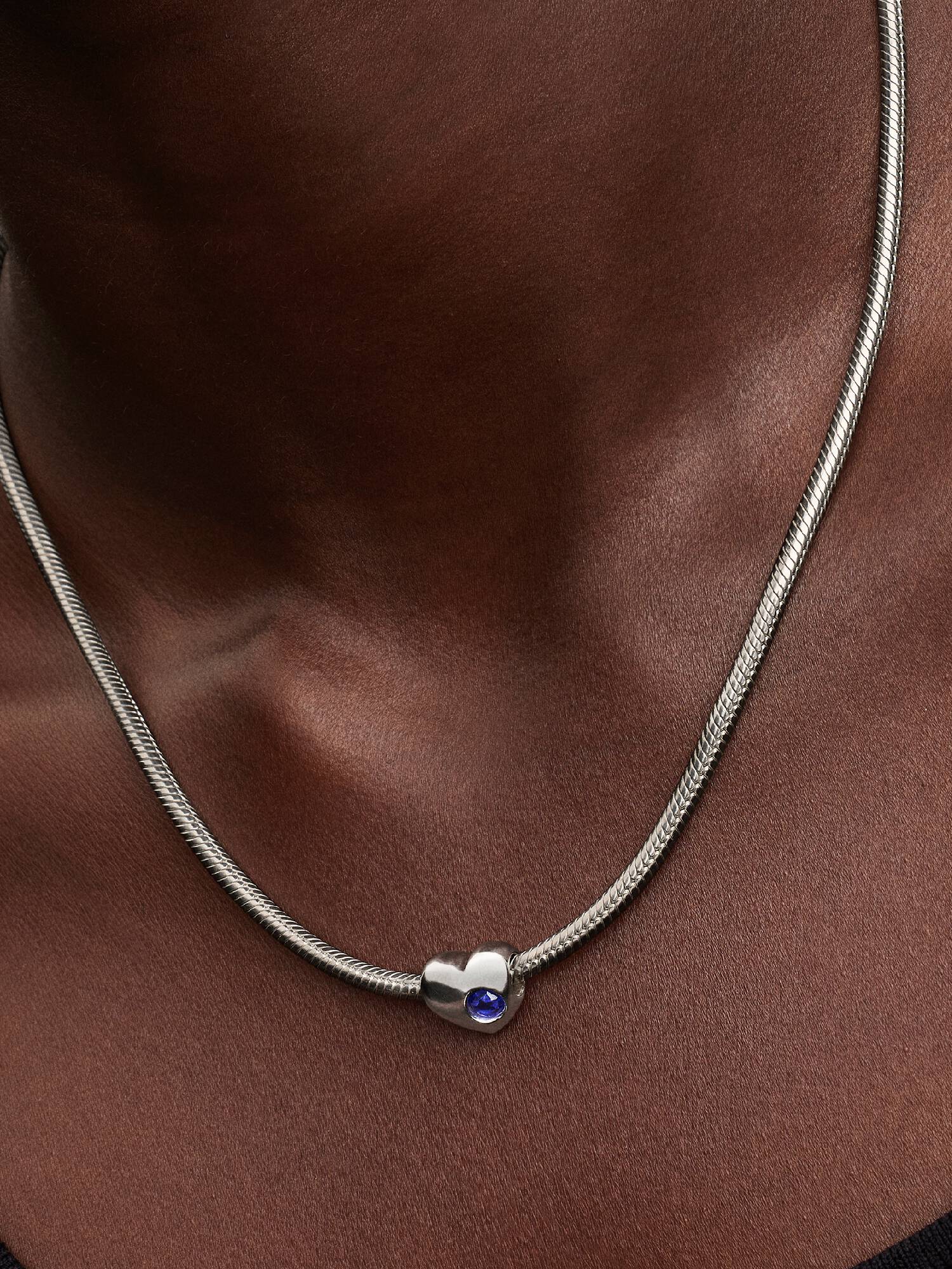 Charms do grawerowania w kształcie serca z niebieskim kamieniem