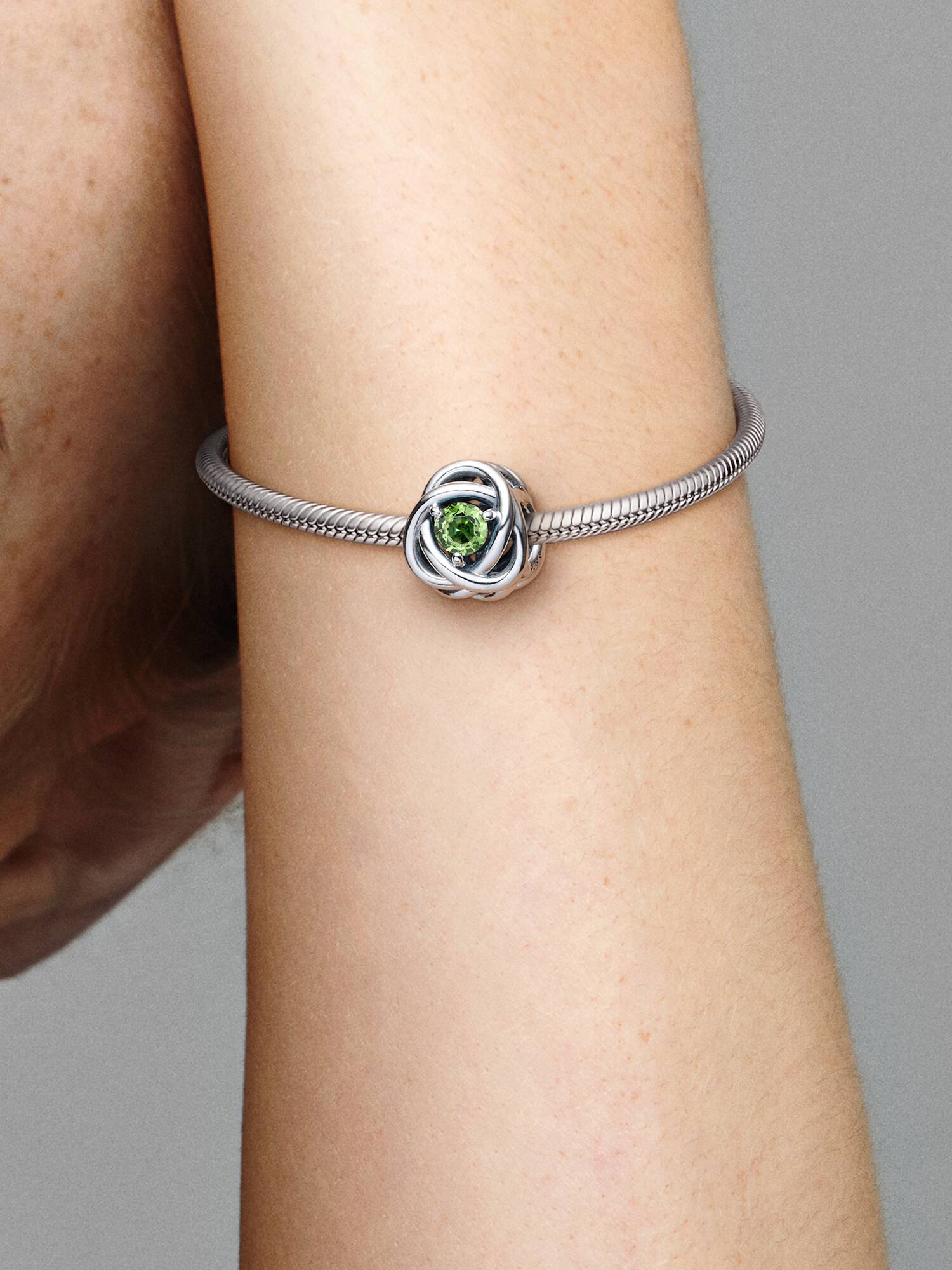 Sierpień Charms Urodzinowy Jasnozielony symbol wieczności