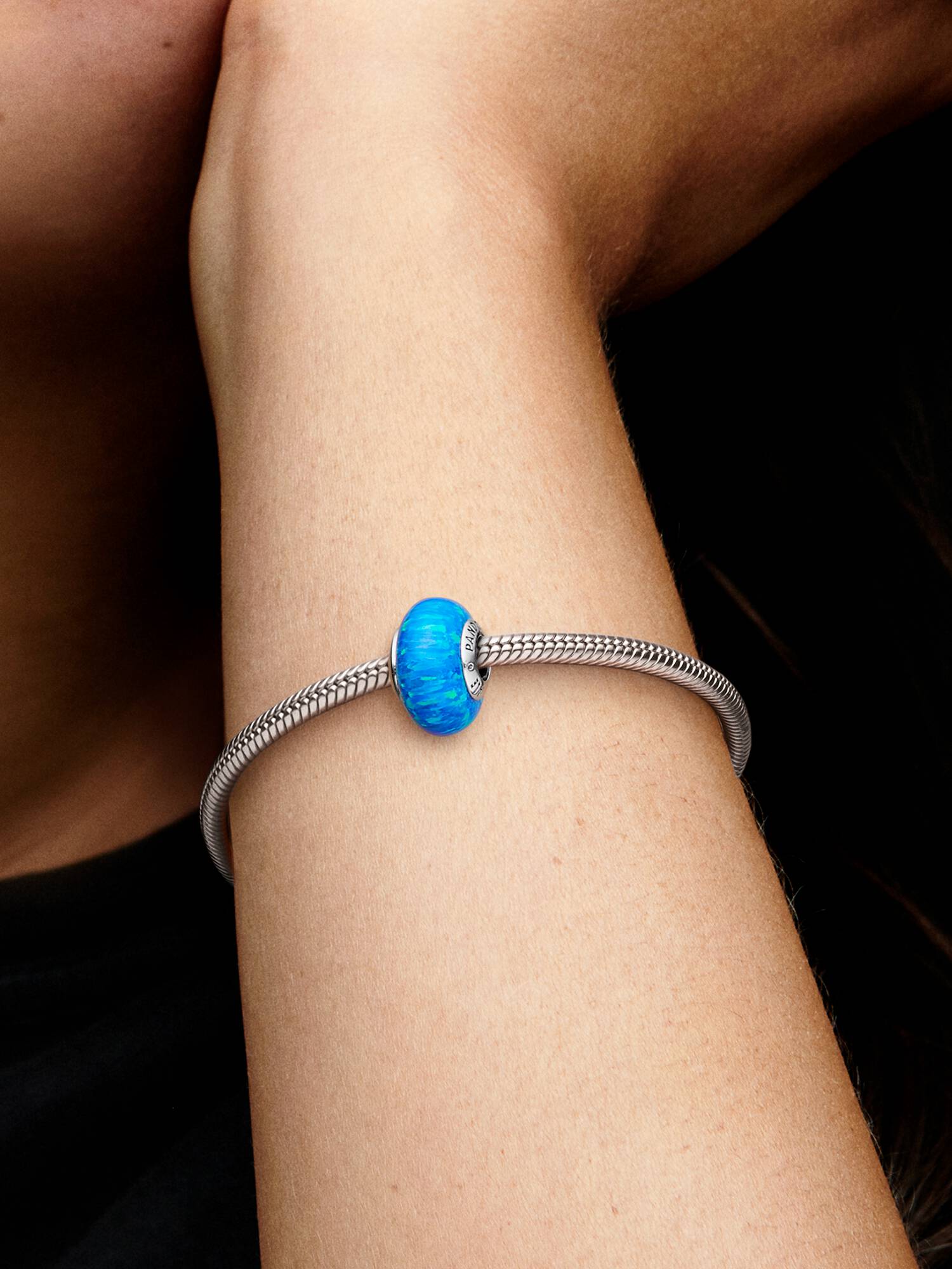 Charms Opalizujący Granat Oceanu