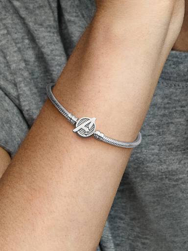 Bransoletka o splocie wężykowym z zapięciem z logo Avengers