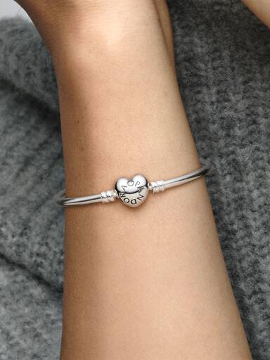 Bransoletka bangle z zapięciem w kształcie serca i logo