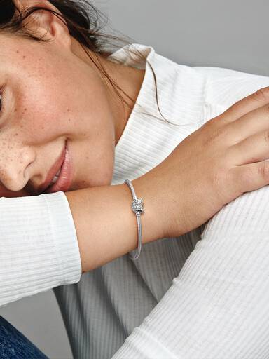 Bransoletka o splocie wężykowym z zapięciem w kształcie motyla