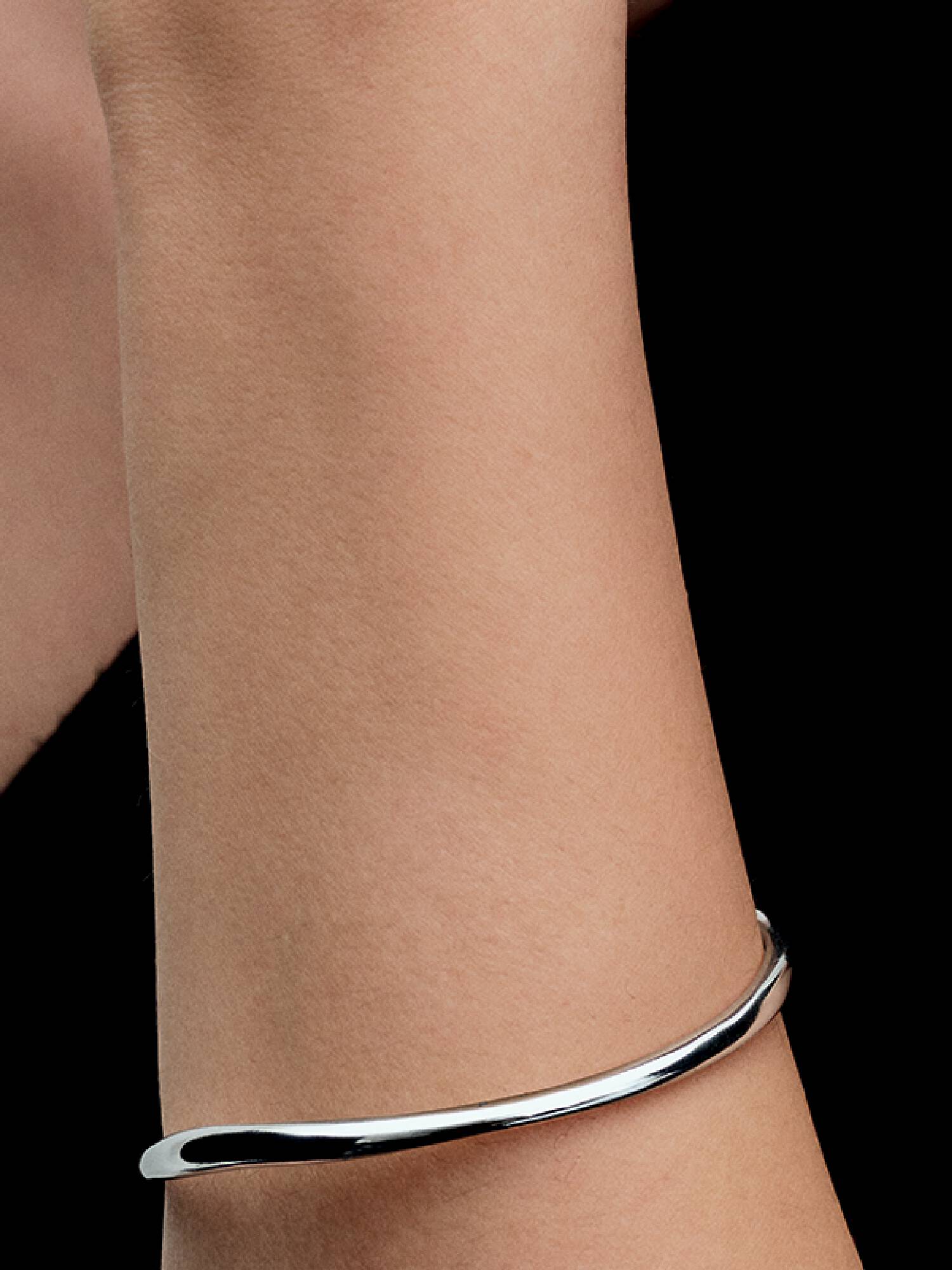Bransoletka bangle o organicznym kształcie