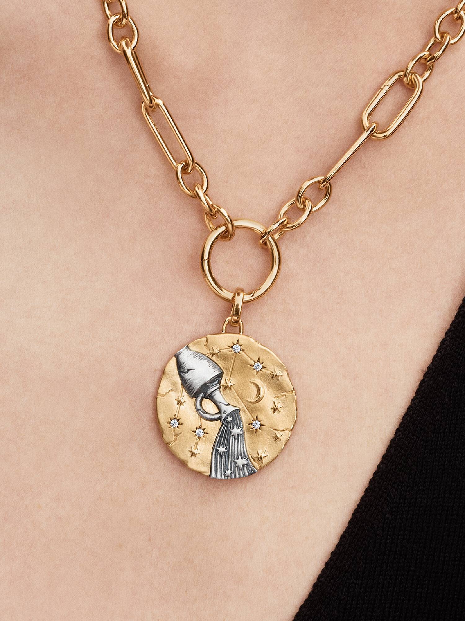 Duży charms-medalion ze znakiem zodiaku Wodnik