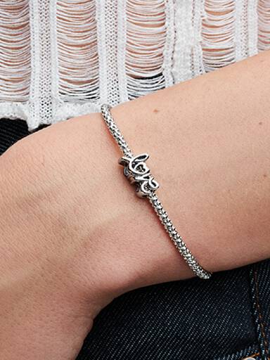 Charms w kształcie odręcznego napisu „love”