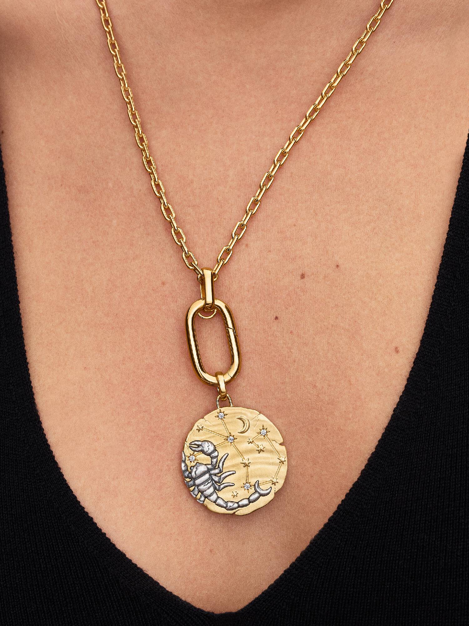 Duży charms-medalion ze znakiem zodiaku Skorpion