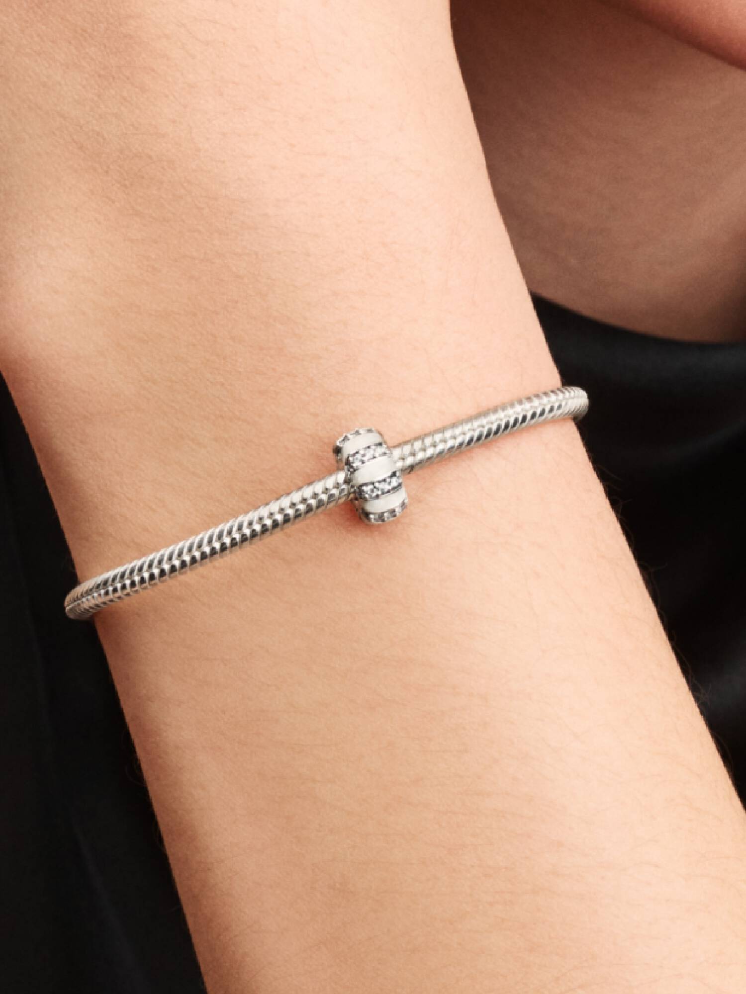 Charms-klips z pasmami emalii i lśniących kamieni