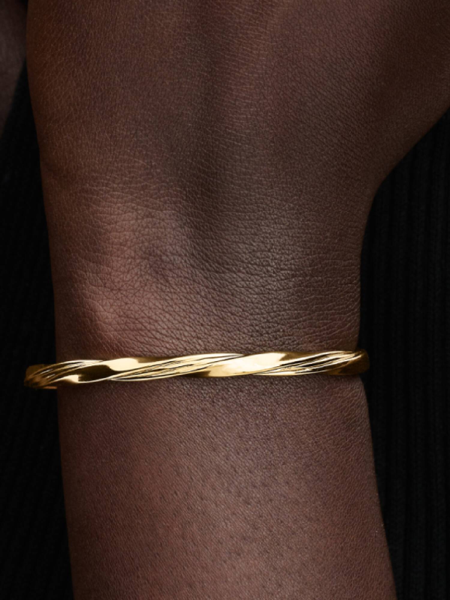 Otwarta bransoletka bangle z efektem skręcenia