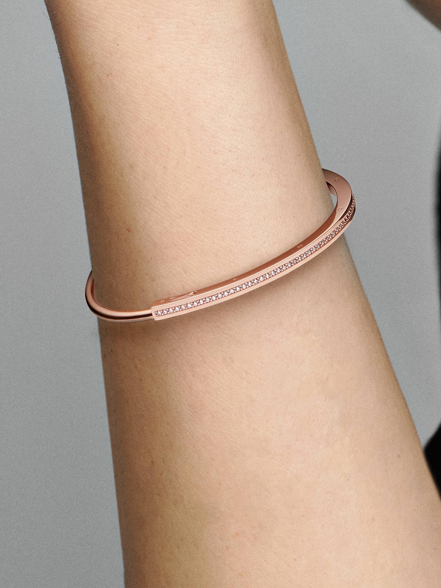 Bransoletka typu bangle pavé Pandora Signature I-D