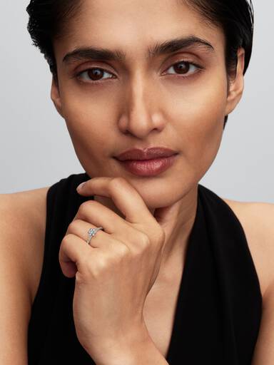 Pierścionek z kwiatem o lśniących płatkach