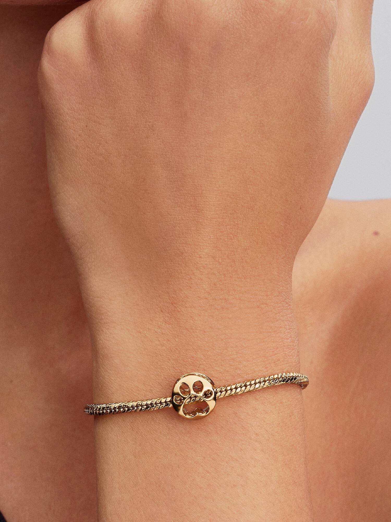 Ażurowy charms Łapa