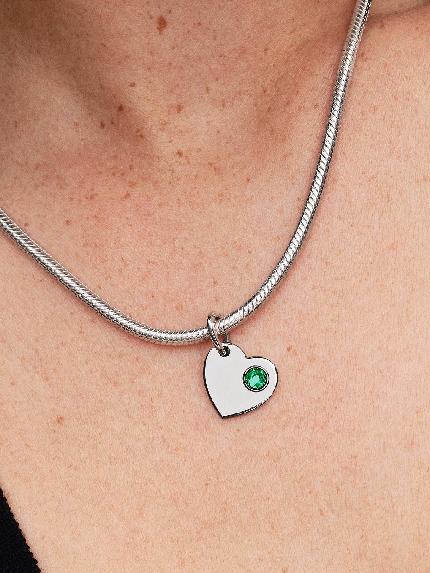 Maj Charms-zawieszka do grawerowania w kształcie serca z zielonym kamieniem