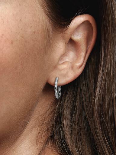 Małe kolczyki obręcze Pandora Moments Charm