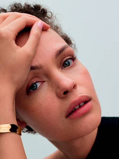 Szeroka otwarta bransoletka bangle o organicznym kształcie