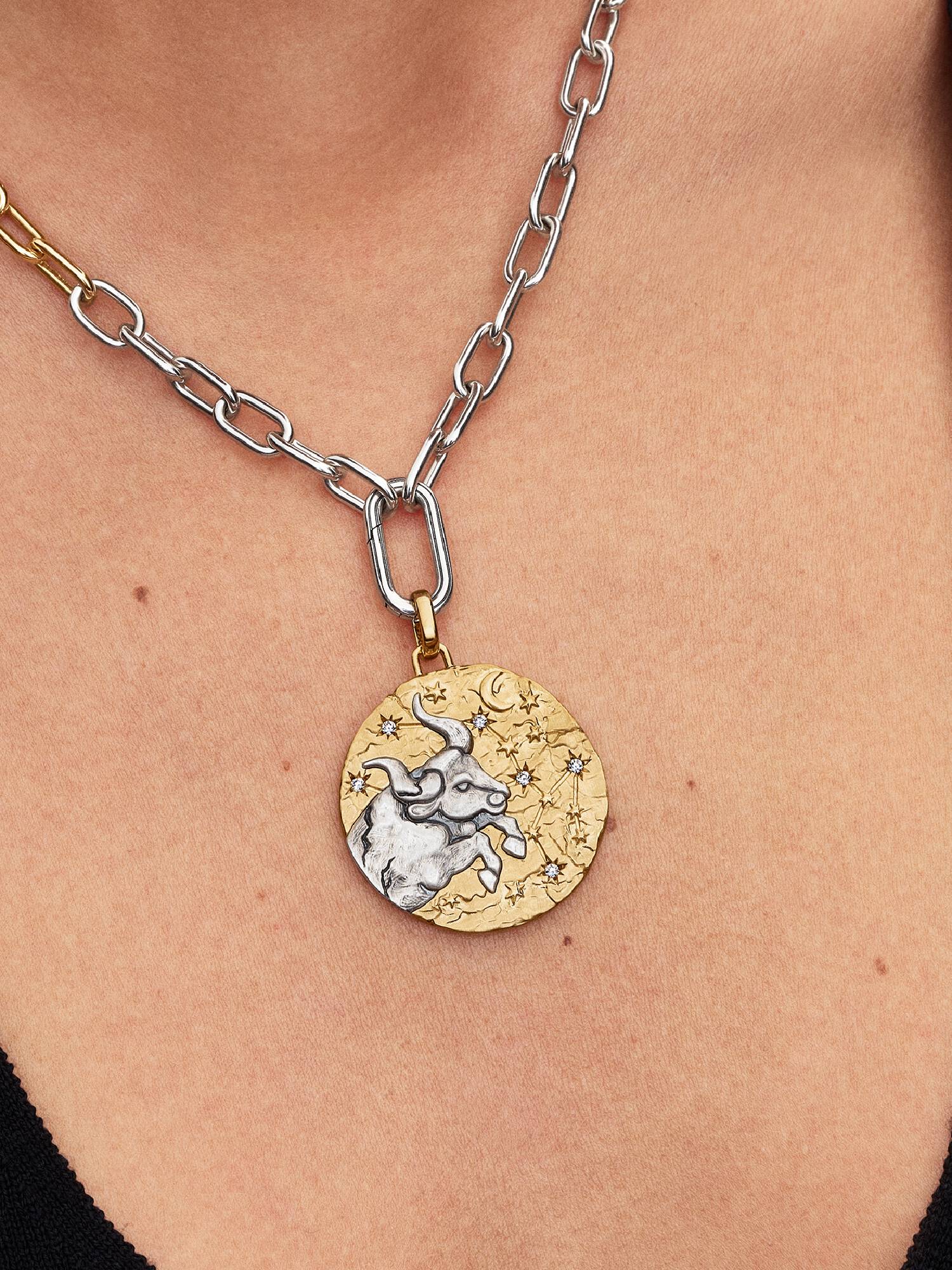 Duży charms-medalion ze znakiem zodiaku Byk