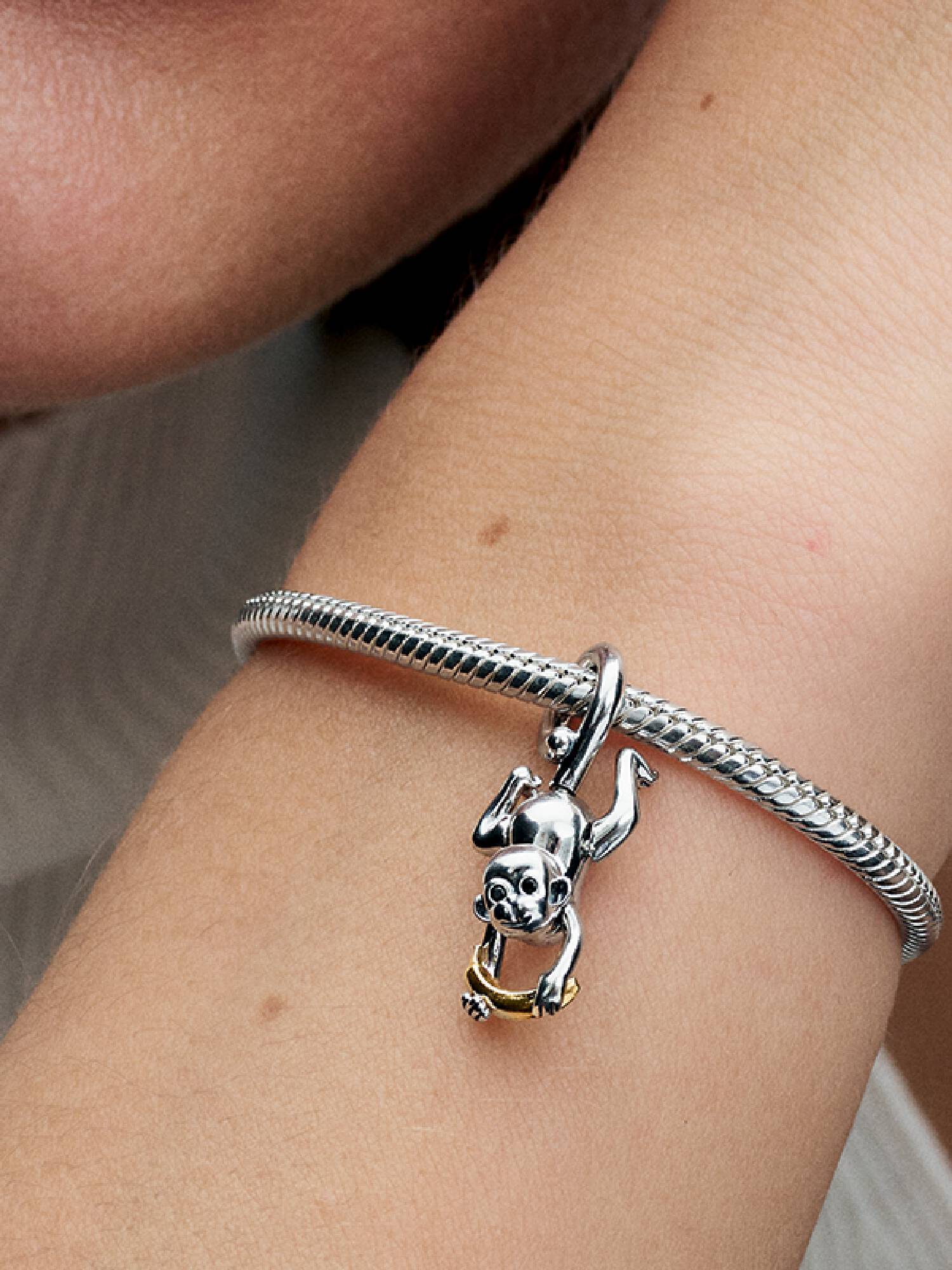 Dwutonowy charms-zawieszka Ruchoma małpka