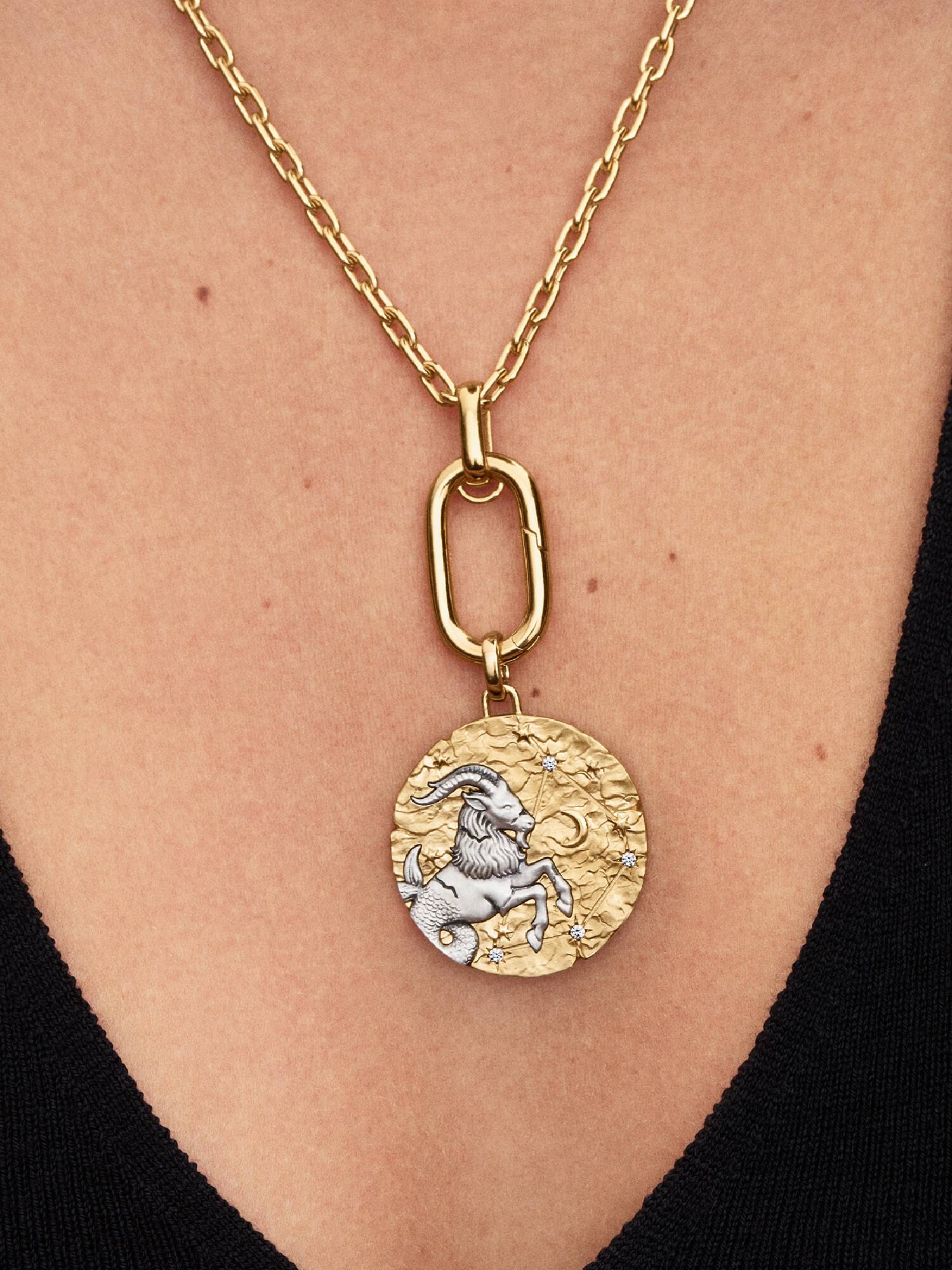 Duży charms-medalion ze znakiem zodiaku Koziorożec
