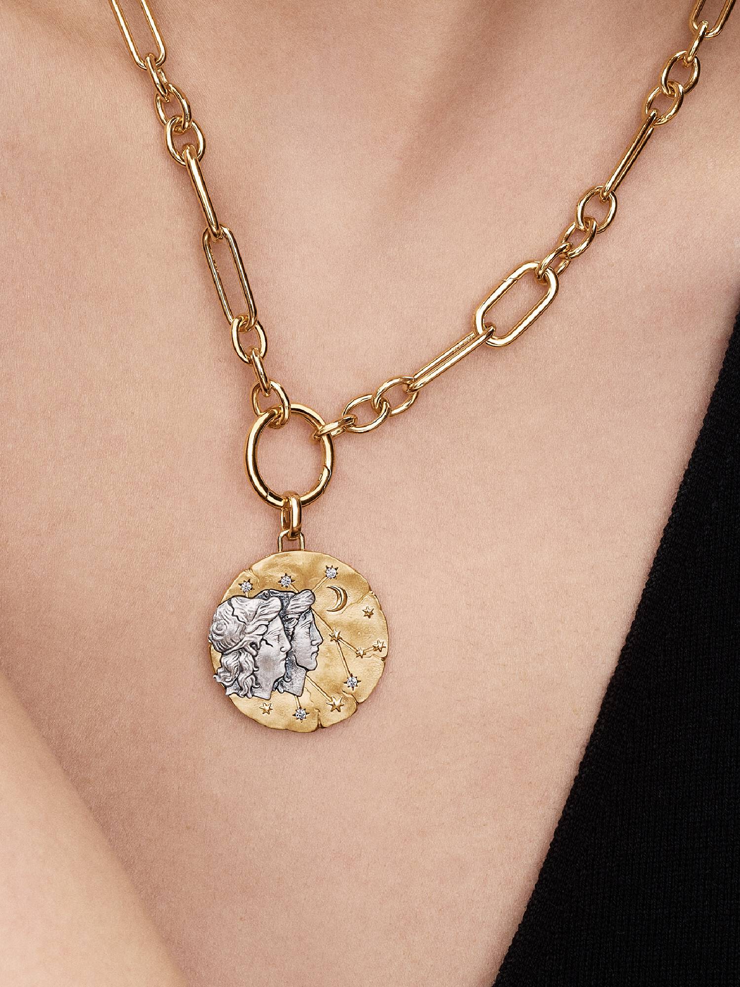 Duży charms-medalion ze znakiem zodiaku Bliźnięta