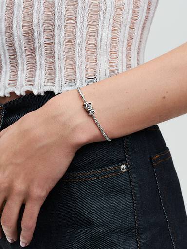 Charms w kształcie odręcznego napisu „love”