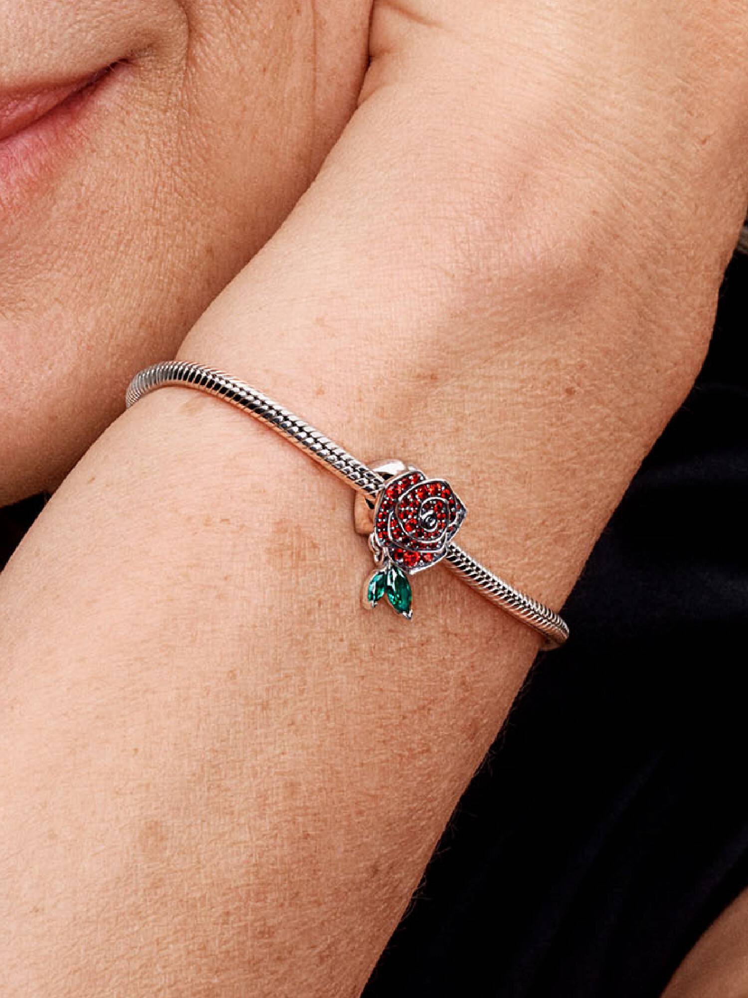 Charms Lśniąca róża w rozkwicie